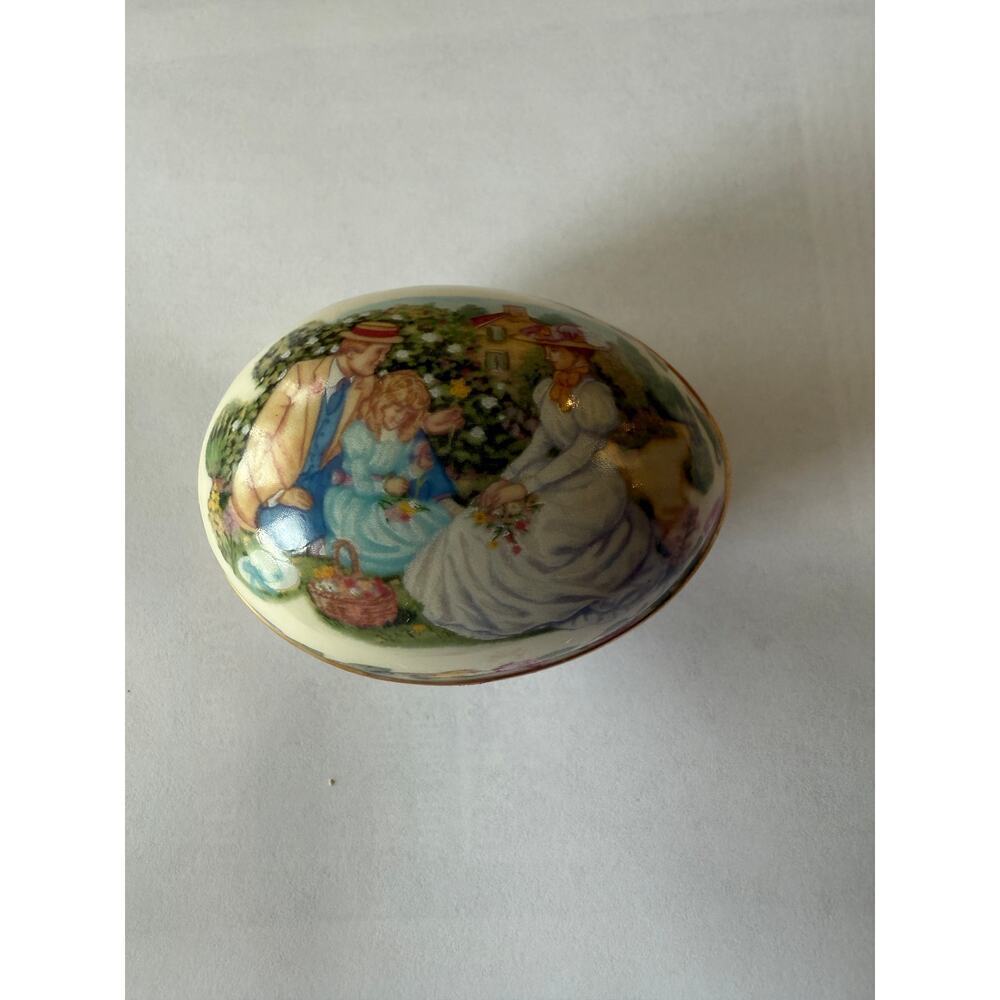 Lenox Egg Collectible Easter Egg 1990 "Gathering Memories"